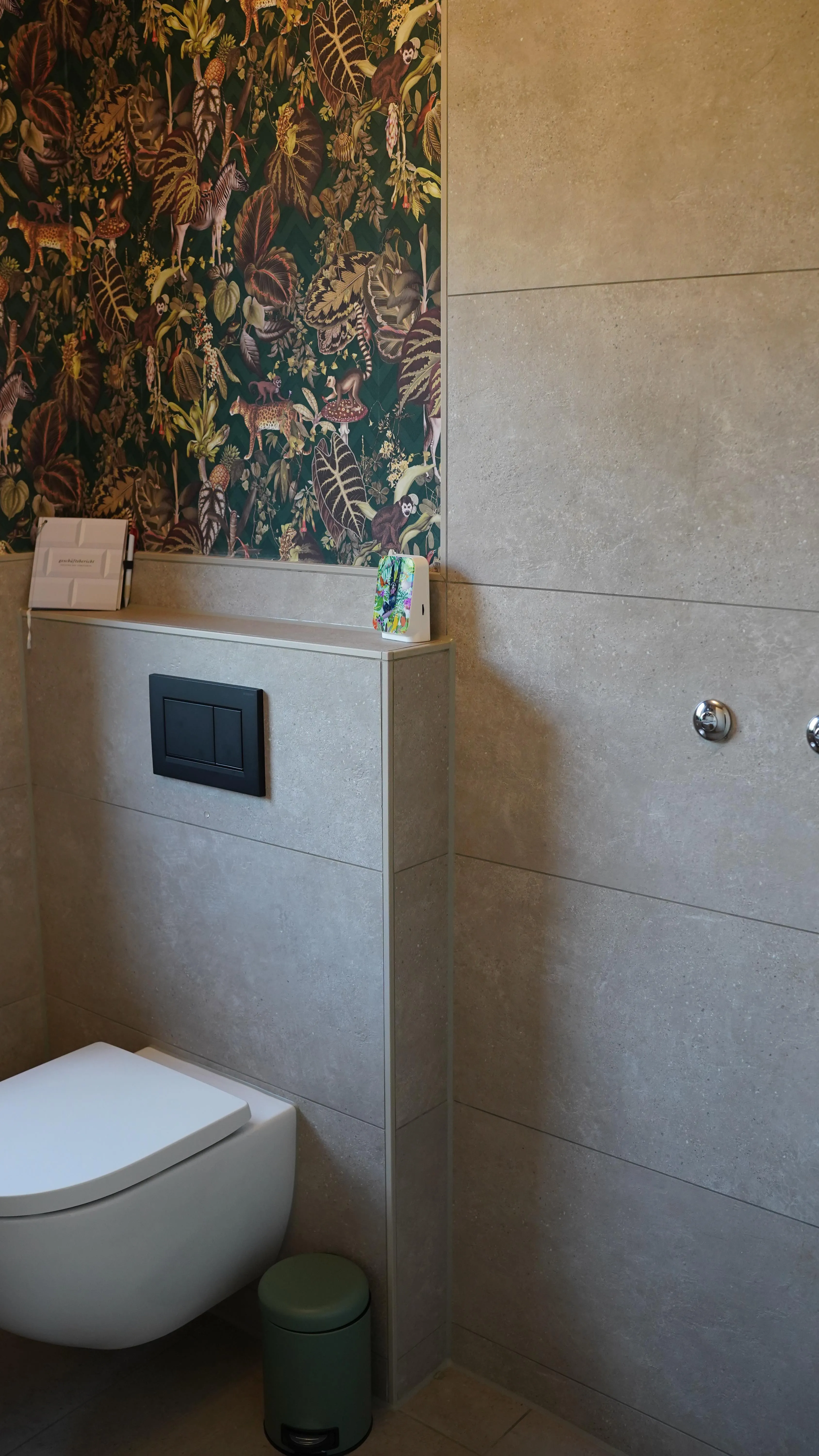 Schickes Gäste-WC mit modernen schwarzen Armaturen! – Vorschaubild des Videos von ABGtherm aus Westerstede