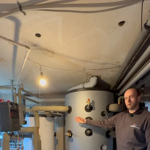 Clever heizen im Mehrfamilienhaus: Das bivalente System! – Vorschaubild des Videos von ABGtherm aus Westerstede