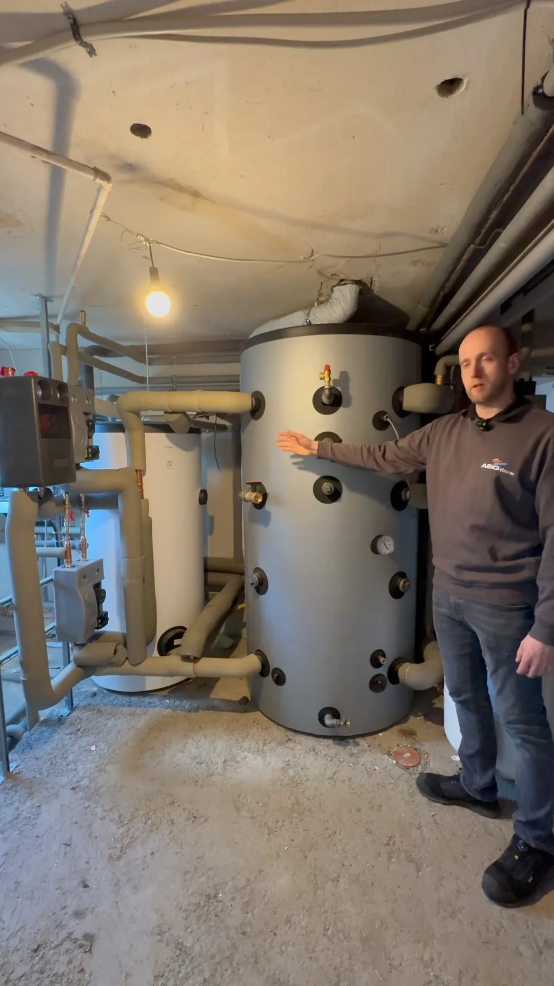 Clever heizen im Mehrfamilienhaus: Das bivalente System! – Vorschaubild des Videos von ABGtherm aus Westerstede