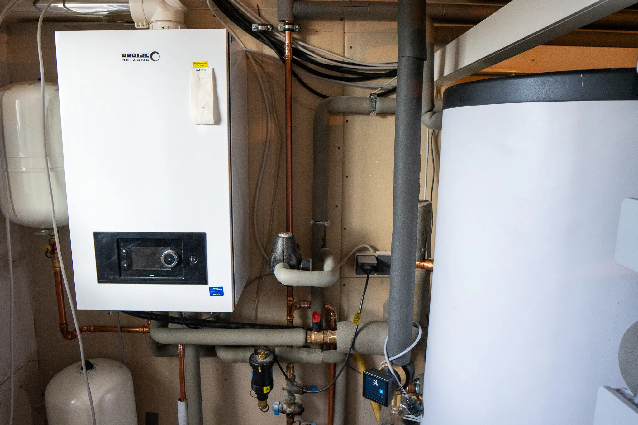 Kompakt, effizient & sauber installiert! – Foto von ABGtherm aus Westerstede