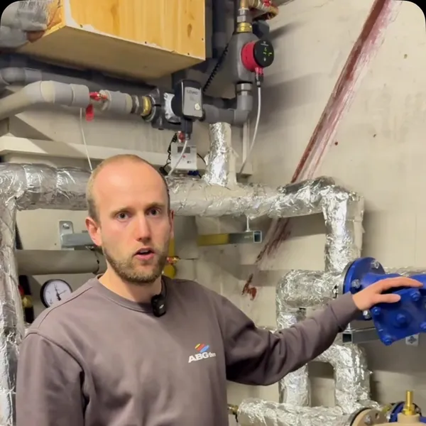 Fernwärmeübergabe in einer Industriehalle – Vorschaubild des Videos von ABGtherm aus Westerstede