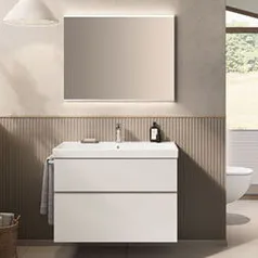 Badezimmer mit Waschtischunterschrank und Spiegel der Geberit-Serie Caluna