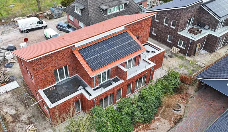Luftaufnahme eines neuen Wohnhauses in Ocholt mit Photovoltaikanlage auf dem Dach