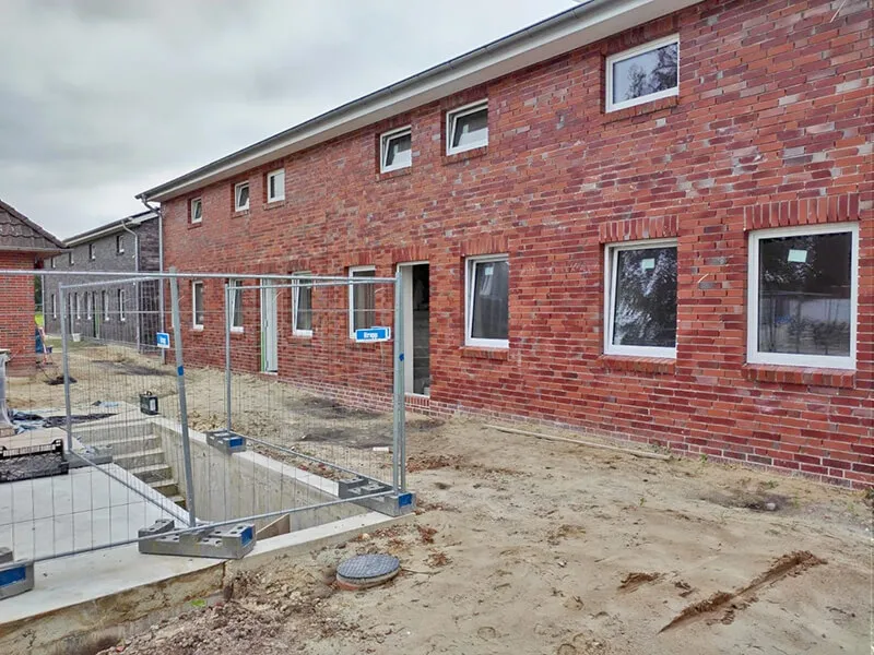 Rohbau eines Mehrfamilienhauses aus rotem Klinker in Ocholt