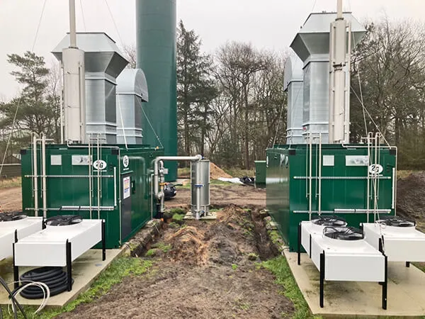 Zwei Blockheizkraftwerke in grünen Containern mit Rückkühlern