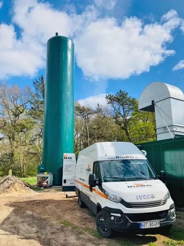 Grüner Heizungspufferspeicher mit Servicewagen am Satellitenstandort Dörpumfeld