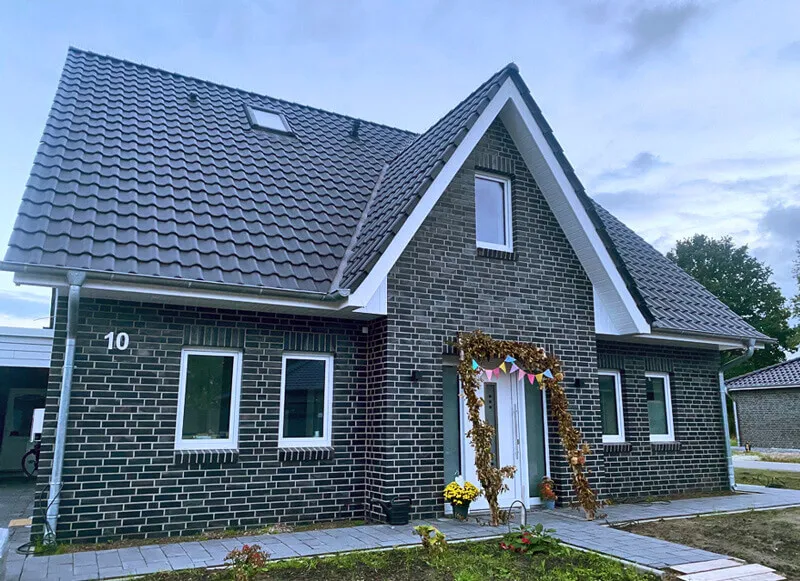 Neu gebautes Einfamilienhaus in Westerstede mit dunkler Klinkerfassade